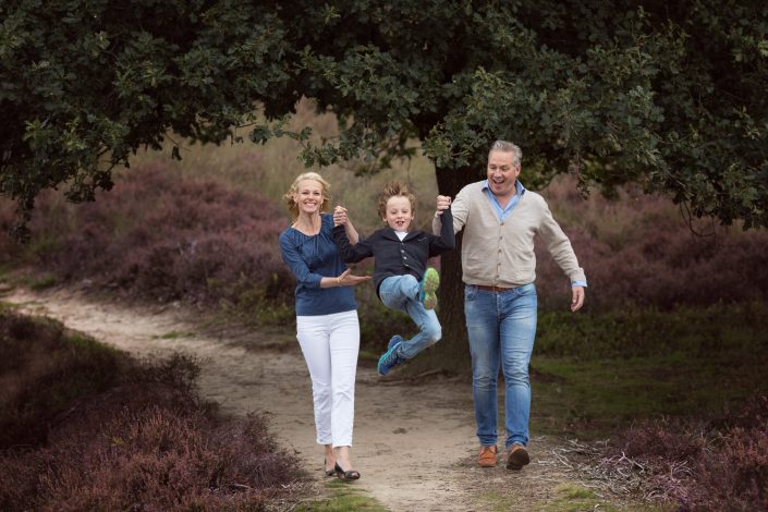 pret op de Posbank | gezin op de paarse heide fotoshoot Veluwe