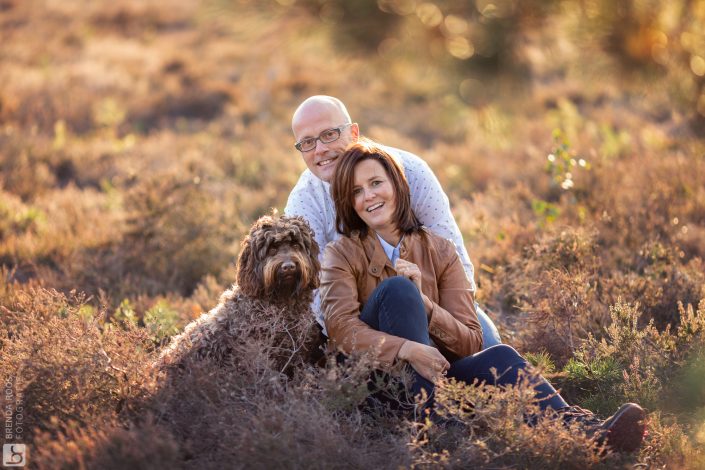 stel met hond Familie fotograaf | Fotograaf Lelystad & Veluwe | heide herfst elspeet ermelo | Fotoshoot