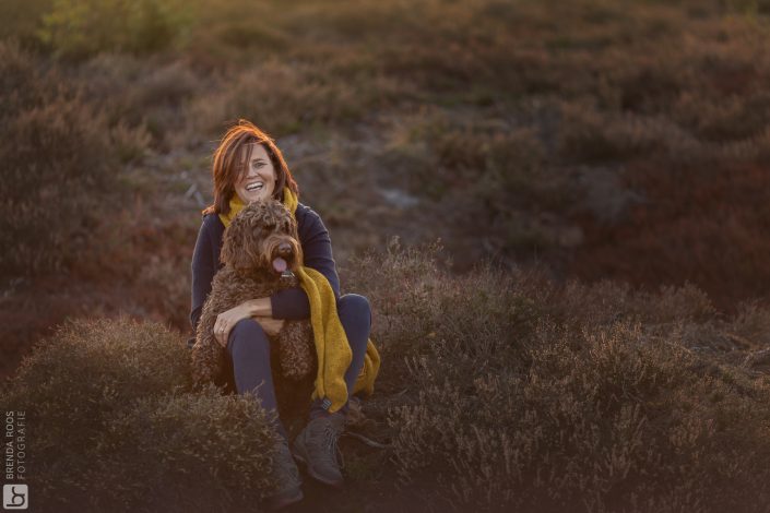 vrouw met hond Familie fotograaf | Fotograaf Lelystad & Veluwe | heide herfst elspeet ermelo | Fotoshoot