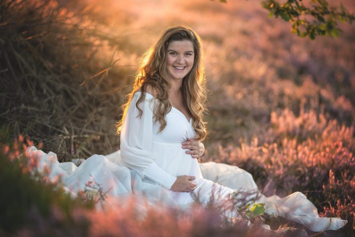 zwangerschaps fotoshoot paarse heide fotograaf